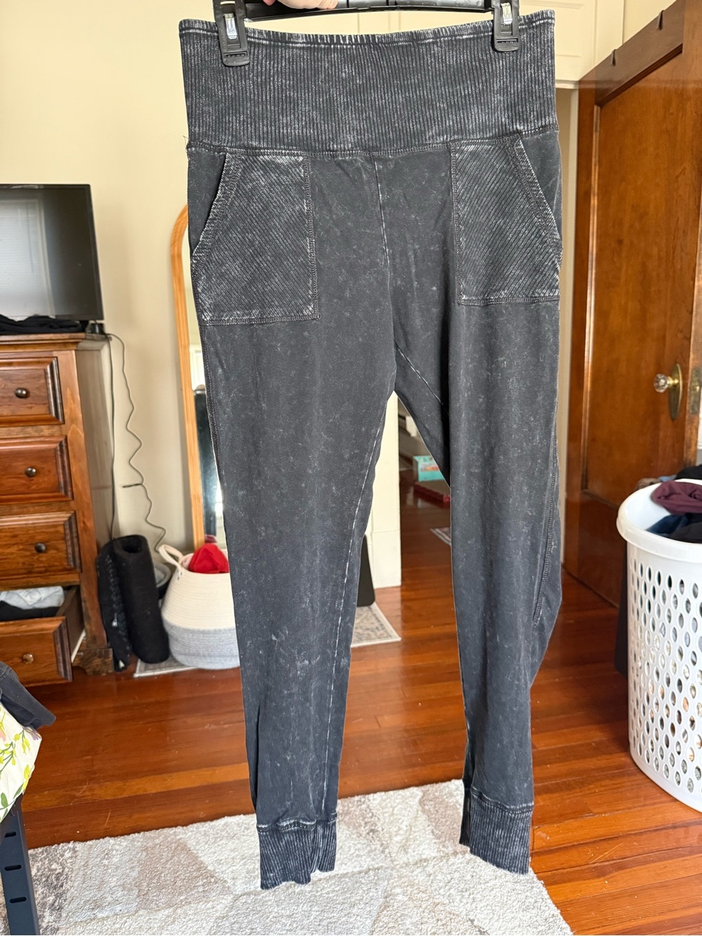 Livi by Olivia Rae distressed leggings with pockets / small / black/gray